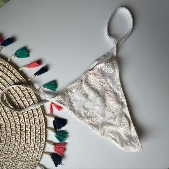 Victoria's Secret Shine Strap Lace V-String Panty White Medium NEW - Picture 2 of 5